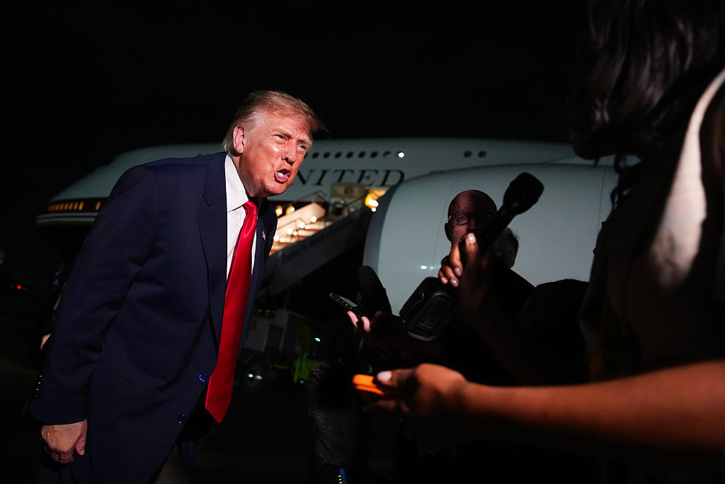 Trump s'emporte à nouveau contre Rachel Scott, journaliste, sur la promesse d'un trillion de dollars.