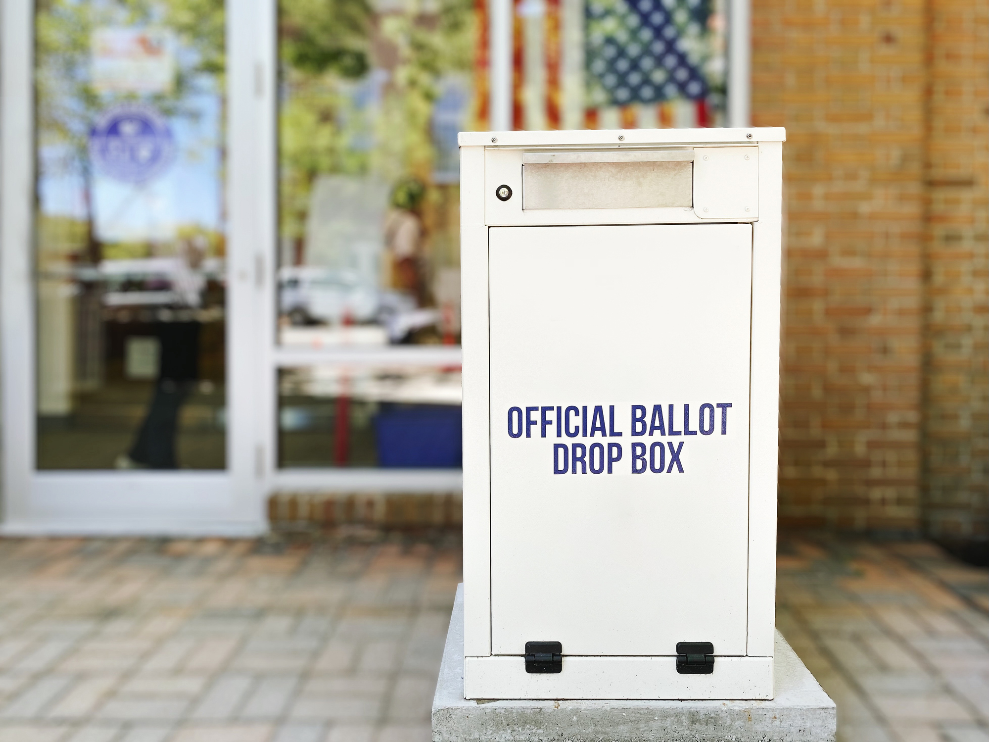 Un shérif de droite en Californie saisit 650 000 bulletins de vote, et la décision de l’État pourrait influencer les élections à l’échelle nationale