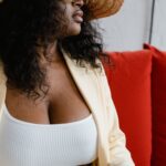 Au-delà des douleurs dorsales, les seins volumineux relient migraines, cervicales et apnée du sommeil.
