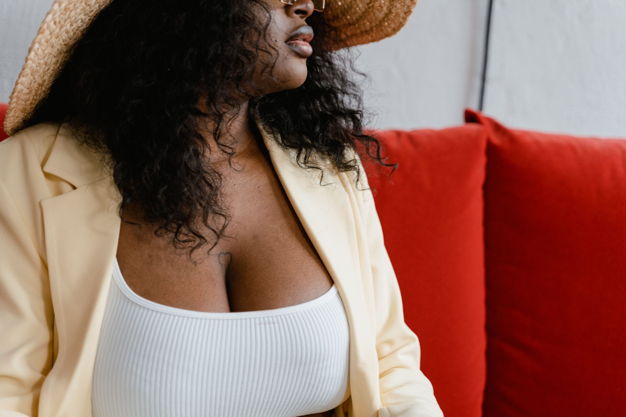 Au-delà des douleurs dorsales, les seins volumineux relient migraines, cervicales et apnée du sommeil.