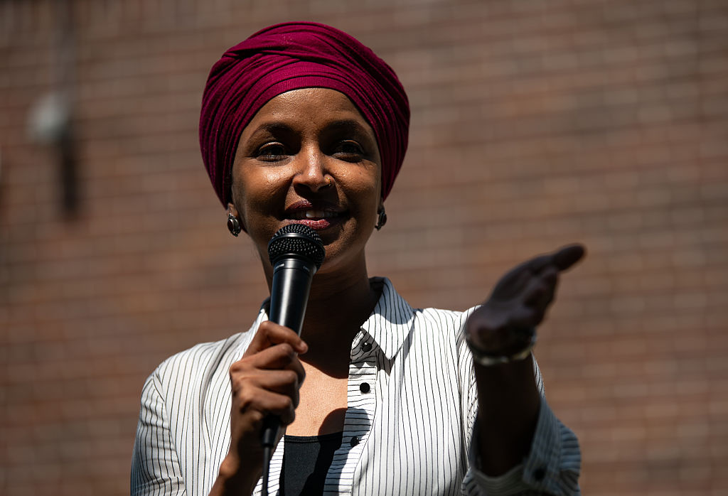 Ce que disent les démocrates de la perquisition d'Ilhan Omar et pourquoi cela vise les midterms