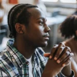 Étudiant noir du Colorado poursuit une école charter, alléguant que les administrateurs n'ont pas empêché le harcèlement racial de la part de camarades blancs.