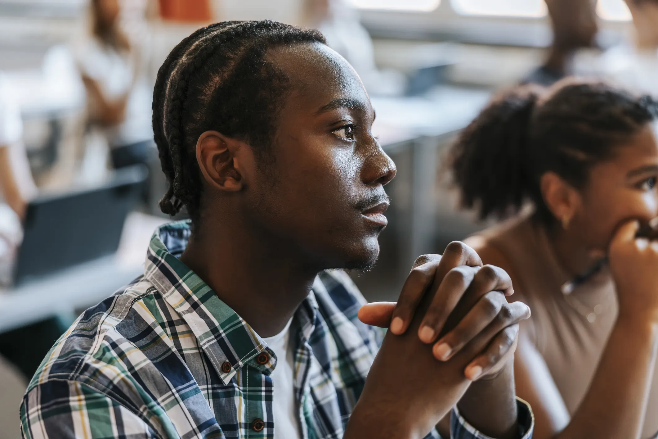 Étudiant noir du Colorado poursuit une école charter, alléguant que les administrateurs n'ont pas empêché le harcèlement racial de la part de camarades blancs.