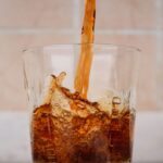 Le soda diététique peut-il vraiment dépasser l'eau pour maigrir : voici ce que dit la science.