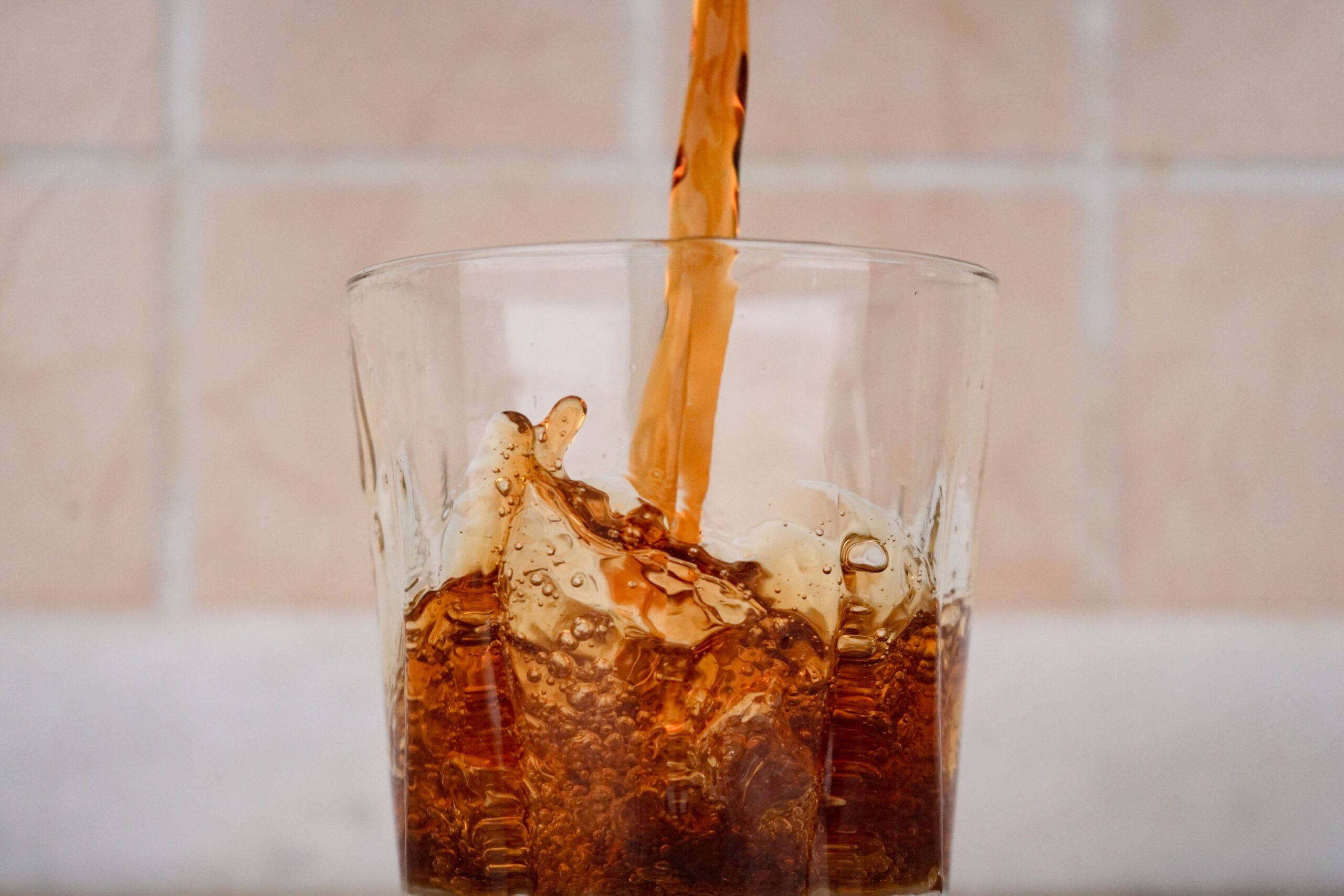 Le soda diététique peut-il vraiment dépasser l'eau pour maigrir : voici ce que dit la science.