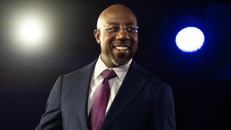 Raphael Warnock critique les démocrates sur le Sud et consacre son temps et sa levée de fonds à ces candidats