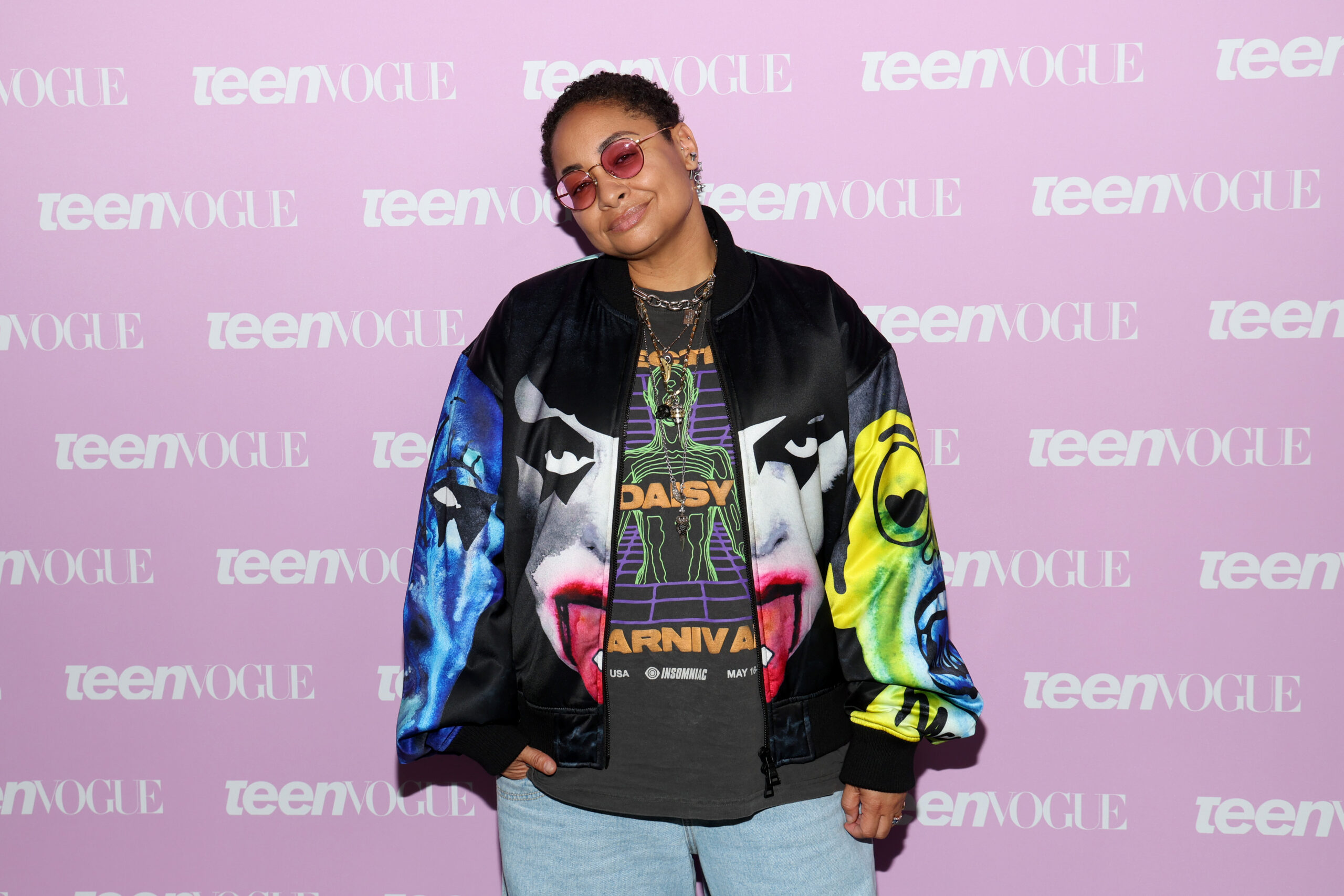 Raven-Symoné se confie sur ses réductions mammaires à l’adolescence: manipulation en jeu.