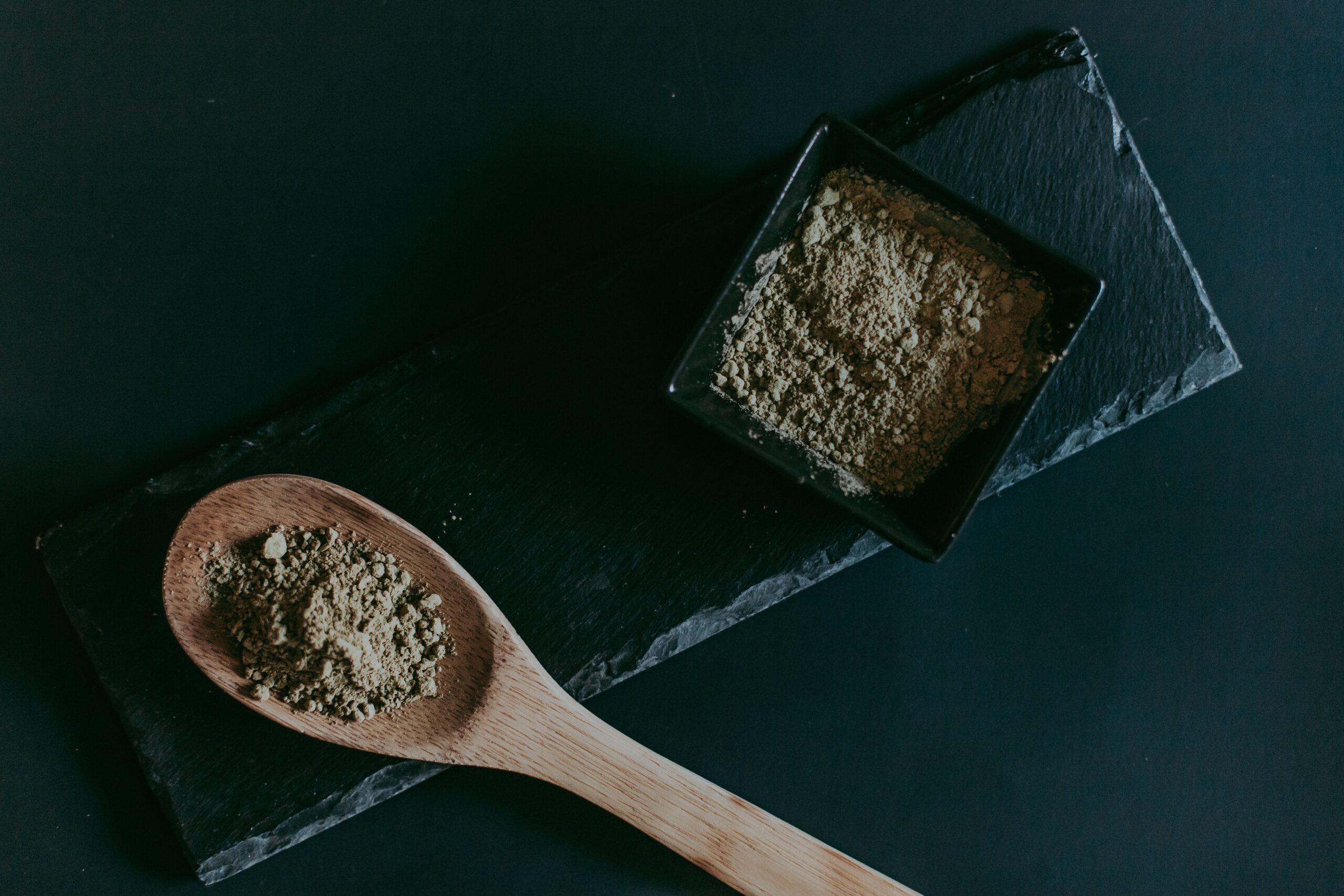 Régulateurs visent les opioïdes de station : ce que la FDA signifie pour les consommateurs du kratom.