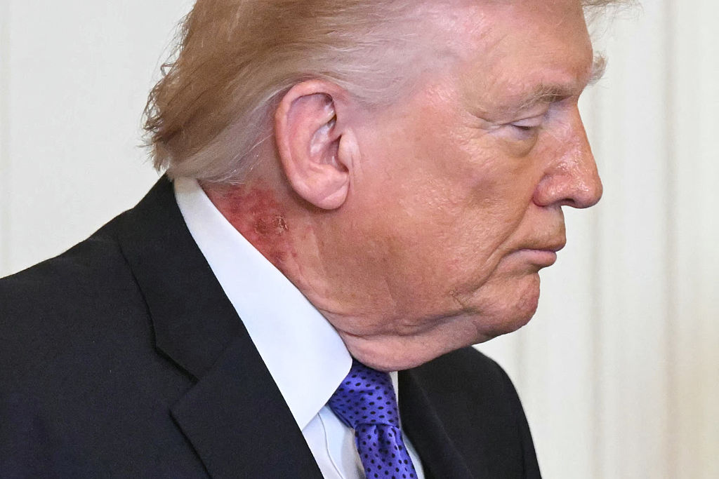 Trump fait une blague 'Only A Hispanic Could Survive' ; le soutien GOP chez les Latinos chute.